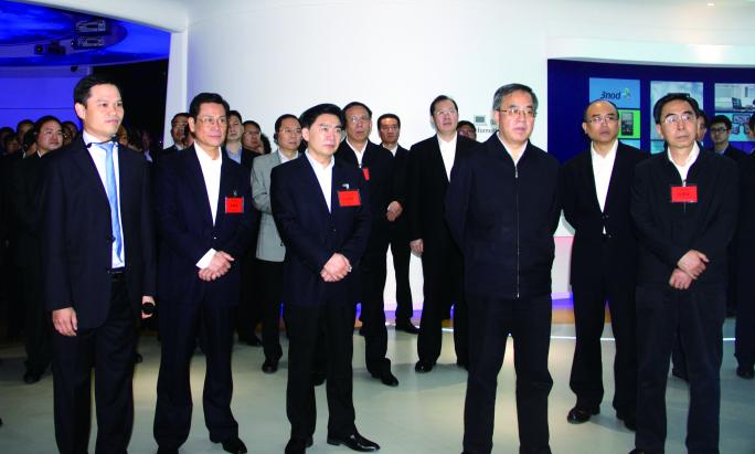 三諾作為設(shè)計(jì)創(chuàng)新典范企業(yè),在2015年2月科技創(chuàng)新大會(huì)上迎來(lái)時(shí)任中央政治局委員、廣東省省委書記,現(xiàn)任國(guó)務(wù)院副總理胡春華,時(shí)任廣東省委副書記、省長(zhǎng)朱小丹所帶領(lǐng)的省、市各級(jí)領(lǐng)導(dǎo)一行一百多人的考察指導(dǎo)
