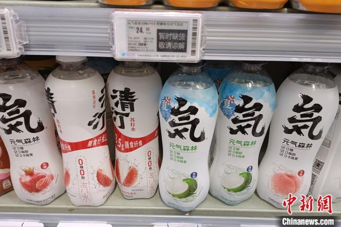商超貨架上的元氣森林。 左雨晴 攝
