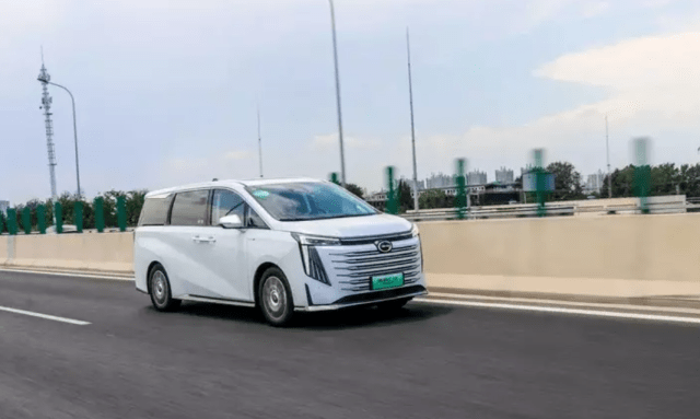 卡車行駛在路上 描述已自動生成