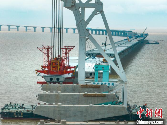 深中通道項目完成海上非通航孔橋第200片箱梁架設任務 中鐵大橋局供圖