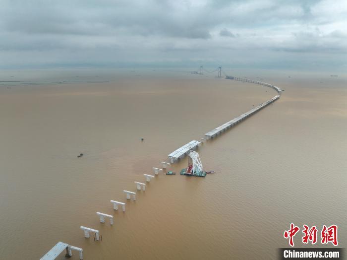 大灣區超級工程深中通道海上箱梁架設已超過六成 中鐵大橋局供圖