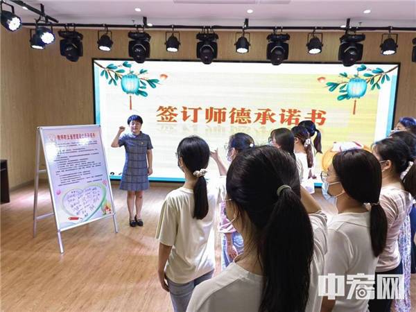全體教職員工集體宣誓 供圖：石玲玲 