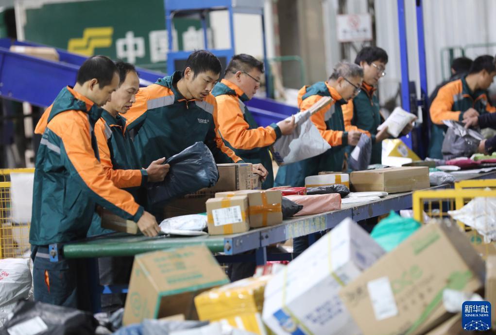 國家郵政局監測數據顯示，2023年11月1日至11日，全國郵政快遞企業共攬收快遞包裹52.64億件，同比增長23.22%，日均業務量是平日業務量的1.4倍。11月12日，工作人員在中國郵政集團有限公司湖南省永州市道縣分公司郵件處理中心分揀快遞包裹。新華社發（何紅福 攝）